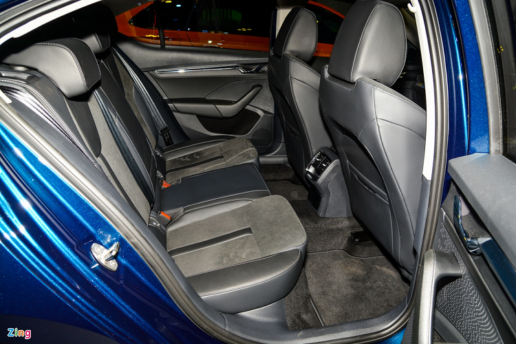 Skoda Octavia có khá nhiều công nghệ an toàn như hỗ trợ giữ làn đường, ga tự động, cảnh báo áp suất lốp, hỗ trợ phanh tự động...