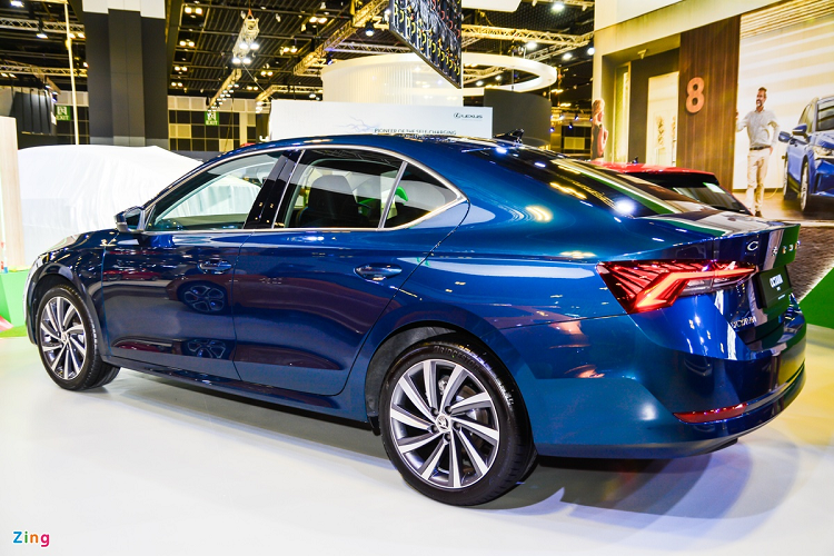 Mẫu xe sedan Skoda Octavia có kích thước tổng thể 4.689 x 1.829 x 1.470 mm (dài x rộng x cao), chiều dài cơ sở 2.686 mm. Trừ chiều dài trục cơ sở, các thông số kích thước còn lại của Octavia đều lớn hơn Mazda3 (4.660 x 1.795 x 1.440 mm, 2.725 mm) lẫn Kia K3 (4.640 x 1.800 x 1.450 mm, 2.700 mm).