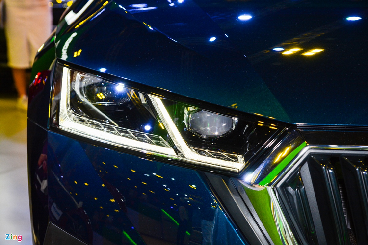 Hệ thống đèn chiếu sáng dùng loại LED ma trận, đây được xem là điểm nhấn của Octavia trước các đối thủ trong nước vốn chỉ dùng LED hoặc Bi-LED.