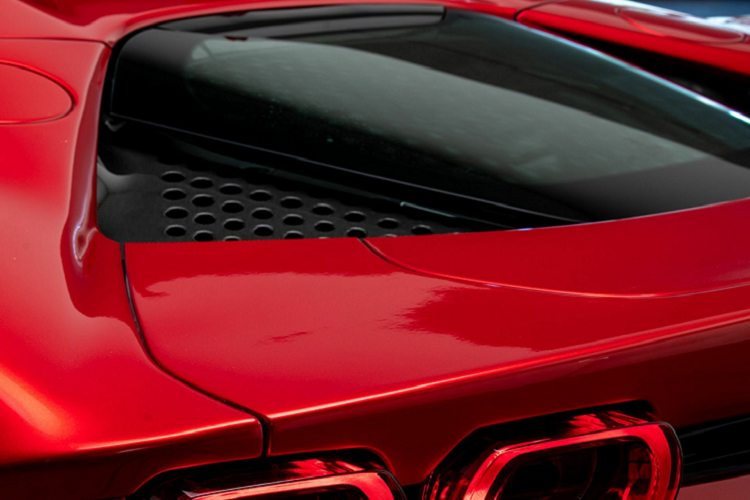 Khác với ngoại thất, bên trong nội thất xe vẫn giữ nguyên tông màu tối theo phong cách truyền thống, với các chất liệu bọc Alcantara màu đen cho ghế đua với một lượng lớn các điểm nhấn carbon bóng. Hình ảnh chú ngựa chồm màu đỏ trên tựa đầu tạo chút tương phản với nền đen của các thành phần nội thất xung quanh.