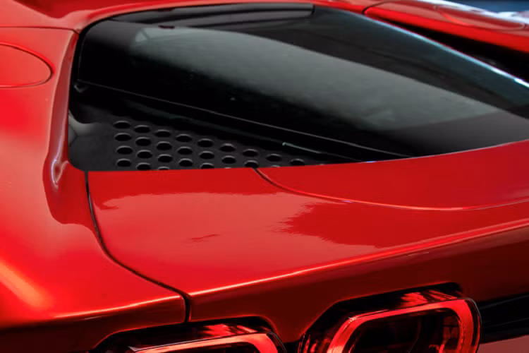 Khác với ngoại thất, bên trong nội thất xe vẫn giữ nguyên tông màu tối theo phong cách truyền thống, với các chất liệu bọc Alcantara màu đen cho ghế đua với một lượng lớn các điểm nhấn carbon bóng. Hình ảnh chú ngựa chồm màu đỏ trên tựa đầu tạo chút tương phản với nền đen của các thành phần nội thất xung quanh.