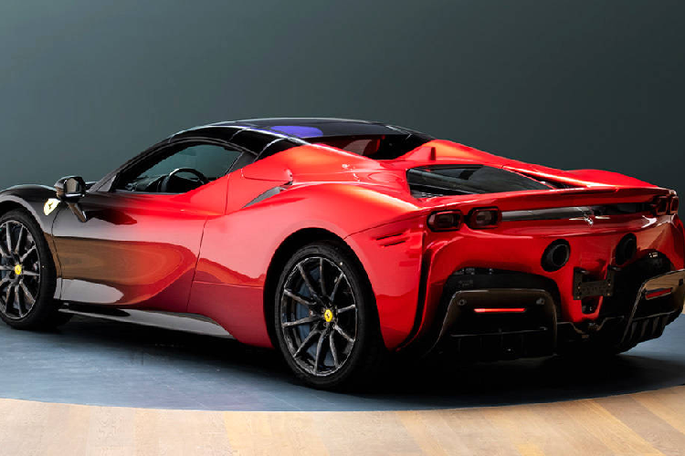 Gradient là một kỹ thuật phổ biến để áp dụng hai hoặc nhiều màu trên cùng một bề mặt với sự chuyển đổi từ màu này sang màu khác. Trên chiếc SF90 Spider này, 2 màu được pha trộn gradient lại với nhau là đen Nero Daytona ở nửa trước và đỏ Rosso Magma ở phía sau.