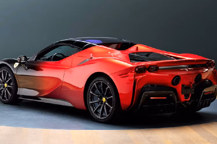 Gradient là một kỹ thuật phổ biến để áp dụng hai hoặc nhiều màu trên cùng một bề mặt với sự chuyển đổi từ màu này sang màu khác. Trên chiếc SF90 Spider này, 2 màu được pha trộn gradient lại với nhau là đen Nero Daytona ở nửa trước và đỏ Rosso Magma ở phía sau.