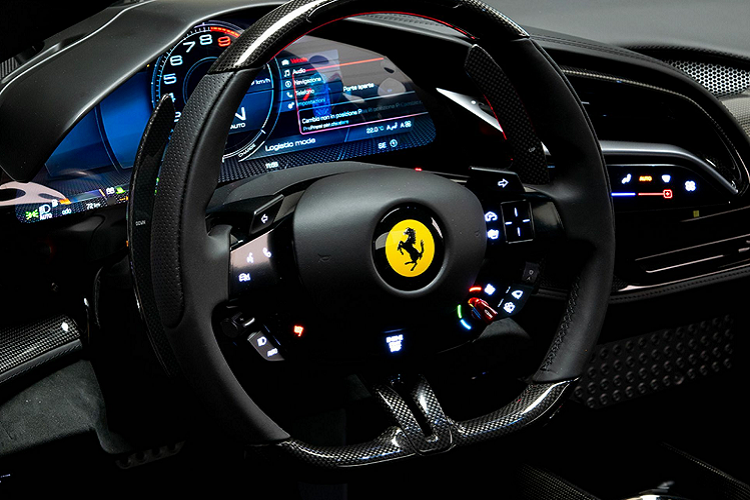 Ferrari cũng không thay đổi gì về hệ thống truyền động hybrid của chiếc SF90 Spider này so với tiêu chuẩn. Xe vẫn trang bị động cơ V8 4.0 lít tăng áp kép và bộ ba mô-tơ điện cho tổng công suất 986 mã lực (735 kW / 1.000 PS).