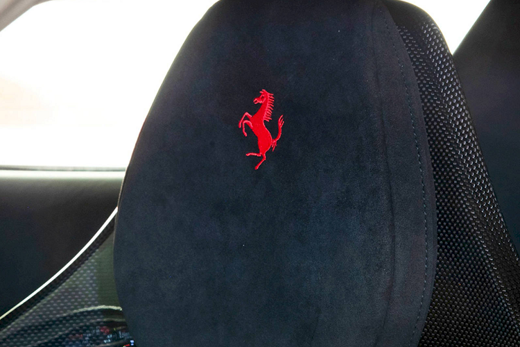 Những bức ảnh về chiếc Ferrari SF90 Spider độc nhất vô nhị đã được chia sẻ trên mạng xã hội chính thức của thương hiệu xứ Maranello mà không đề cập đến thông tin nào khác về vị trí địa lý của nó hay chủ sở hữu.