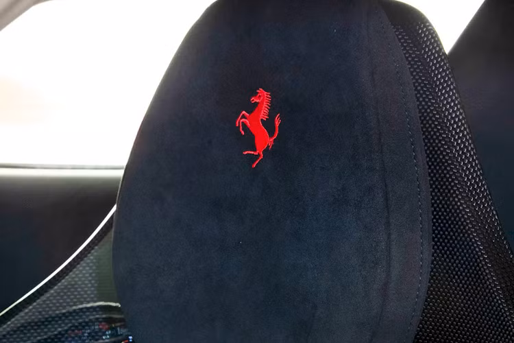 Những bức ảnh về chiếc Ferrari SF90 Spider độc nhất vô nhị đã được chia sẻ trên mạng xã hội chính thức của thương hiệu xứ Maranello mà không đề cập đến thông tin nào khác về vị trí địa lý của nó hay chủ sở hữu.