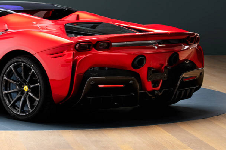 Các sắc thái tưởng chừng khó có thể hòa hợp này lại được các nhà thiết kế Ferrari hợp nhất thành một dải màu tuyệt đẹp với hiệu ứng chuyển màu đậm diễn ra ở phần hông xe. Nhờ đó, người ngoài khi quan sát chiếc SF90 Spider này nếu chỉ nhìn thẳng từ đằng trước hoặc đằng sau sẽ không thể biết được toàn bộ sự độc đáo của màu sắc thân xe và sẽ bất ngờ theo cách đầy thú vị khi khám phá ra. Đó cũng chính là những gì mà các chủ sở hữu xe Ferrari mong muốn.