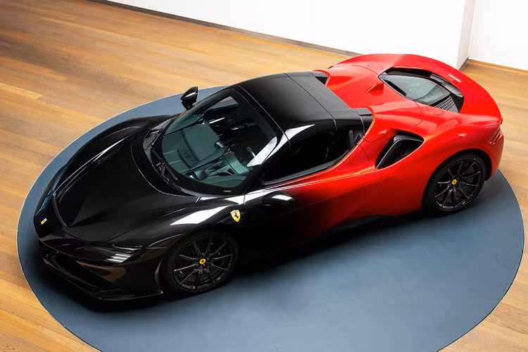 Mẫu xe này là một trong những sản phẩm được sản xuất hàng loạt có giá bán đắt nhất mà Ferrari đang cung cấp cho người mua. Tuy vậy, hãng siêu xe Italia luôn biết cách làm sao để những siêu phẩm cao cấp như F errari SF90 mui trần càng trở nên độc đáo và đặc biệt hơn, qua đó khiến cho chúng tạo ấn tượng tốt hơn trong mắt các khách hàng tiềm năng. 