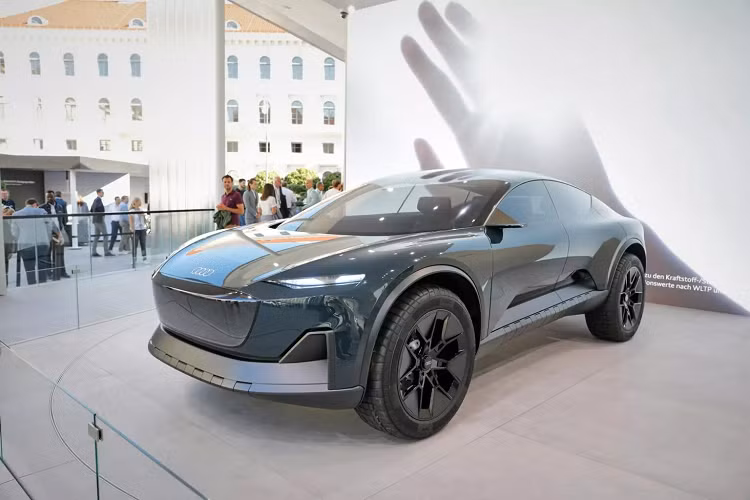 Audi thời gian gần đây đang có những thiết kế ấn tượng, thu hút người yêu thích thương hiệu này bằng việc tung ra mẫu xe Audi Activesphere hoàn toàn mới. Xét yếu tố lý thuyết, thời của những chiếc sedan điển hình hay phong cách crossover đã lỗi thời, vậy nên Audi gọi Activesphere là chiếc crossover kết hợp coupe sang trọng.