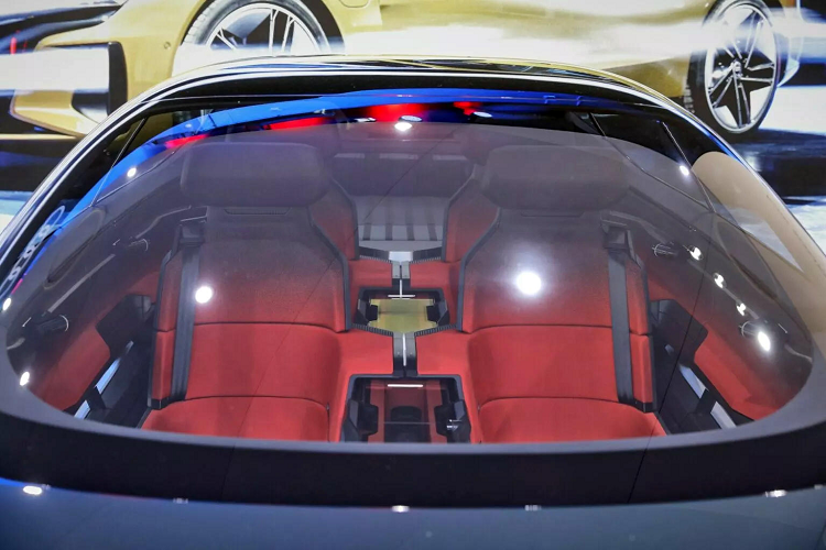 Kích thước của Audi Activesphere concept dài 4,98 m, rộng 2,07 m và cao 1,60 m, khá to lớn và tương đương với Q6 e-tron. Chiều dài cơ sở 2,97 m mang lại không gian rộng rãi và duỗi chân tối đa. Phần nhô ra phía trước và phía sau ngắn tương ứng để tạo ấn tượng nhỏ gọn.