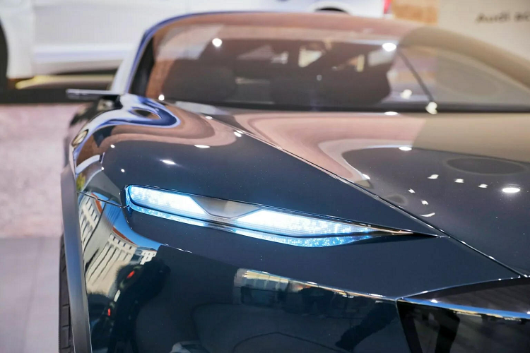 Từ mọi khía cạnh, Audi Activesphere concept mang phong cách nguyên khối, như khuôn đúc duy nhất. Phần thân của Audi Activesphere có nhiều mảng kính và ốp làm trong suốt. Cốp sau thể thao của Activesphere có thể biến thành thùng chở hàng chỉ với 1 thao tác bấm. 