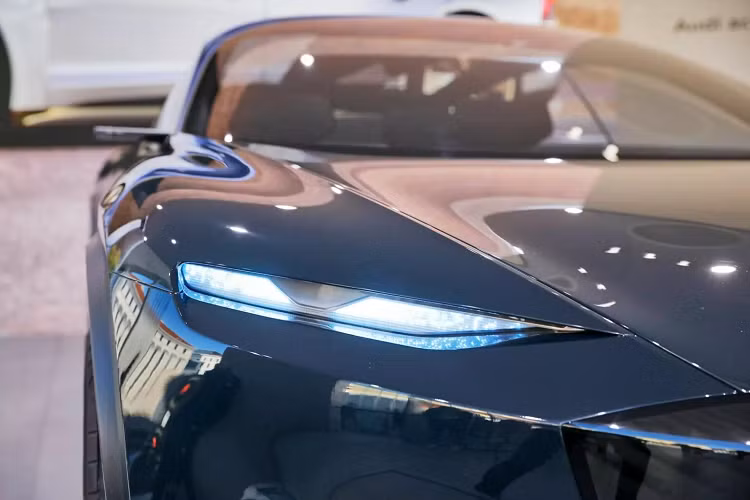 Từ mọi khía cạnh, Audi Activesphere concept mang phong cách nguyên khối, như khuôn đúc duy nhất. Phần thân của Audi Activesphere có nhiều mảng kính và ốp làm trong suốt. Cốp sau thể thao của Activesphere có thể biến thành thùng chở hàng chỉ với 1 thao tác bấm. 