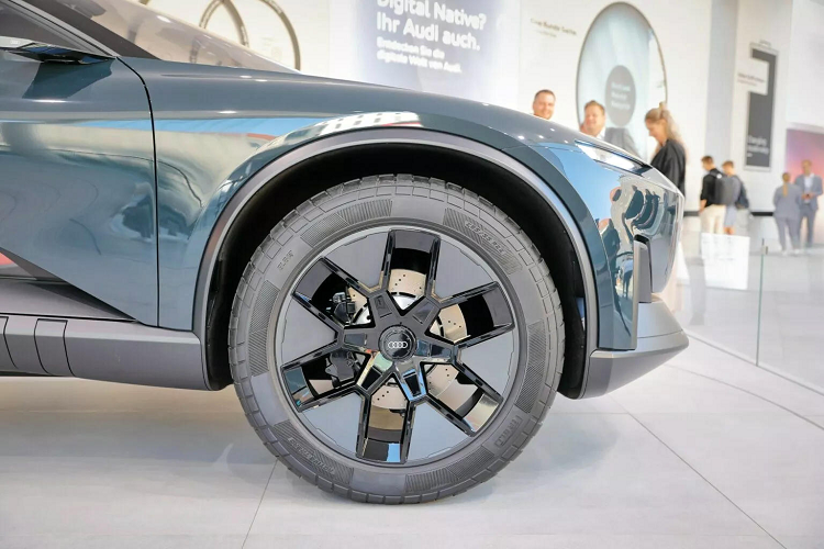 Với hệ thống tự lái Cấp độ 4 — chỉ có khả năng chạy trên địa hình phù hợp, mẫu xe ý tưởng này cho phép người ngồi trên xe có thể ngả lưng, thư giãn và tận hưởng chuyến đi khi vô-lăng và bàn đạp được gập vào khoang bên trong. Vô-lăng và bàn đạp có thể được gập ra khỏi bảng điều khiển kiểu soundbar ngay lập tức, mặc dù Audi không cho biết liệu tính năng này có thể được sử dụng khi đang di chuyển hay không.
