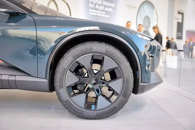 Với hệ thống tự lái Cấp độ 4 — chỉ có khả năng chạy trên địa hình phù hợp, mẫu xe ý tưởng này cho phép người ngồi trên xe có thể ngả lưng, thư giãn và tận hưởng chuyến đi khi vô-lăng và bàn đạp được gập vào khoang bên trong. Vô-lăng và bàn đạp có thể được gập ra khỏi bảng điều khiển kiểu soundbar ngay lập tức, mặc dù Audi không cho biết liệu tính năng này có thể được sử dụng khi đang di chuyển hay không.