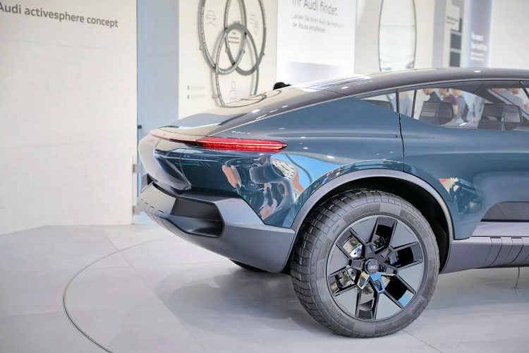 Audi tuyên bố đây sẽ là một hệ thống Cấp độ 4, về mặt kỹ thuật nó sẽ không cần sự can thiệp của người lái, nhưng Audi hy vọng quá trình chuyển đổi từ lái xe sang tự lái sẽ diễn ra dần dần. Để đạt được hiệu quả đó, thương hiệu 4 vòng tròn giới thiệu Audi Dimensions, một hệ thống thực tế ảo được truy cập thông qua các tai nghe công nghệ cao độc quyền và sau đó được chiếu vào bên trong cabin.