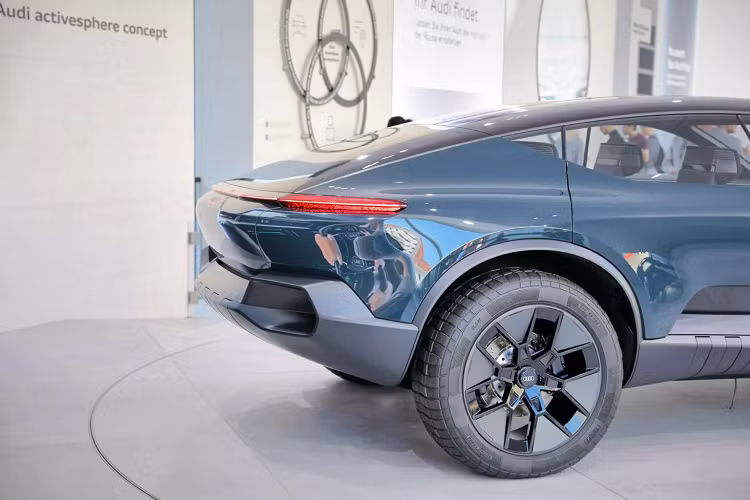 Audi tuyên bố đây sẽ là một hệ thống Cấp độ 4, về mặt kỹ thuật nó sẽ không cần sự can thiệp của người lái, nhưng Audi hy vọng quá trình chuyển đổi từ lái xe sang tự lái sẽ diễn ra dần dần. Để đạt được hiệu quả đó, thương hiệu 4 vòng tròn giới thiệu Audi Dimensions, một hệ thống thực tế ảo được truy cập thông qua các tai nghe công nghệ cao độc quyền và sau đó được chiếu vào bên trong cabin.