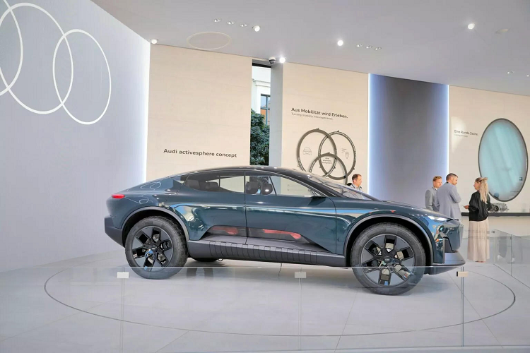 Những người ngồi trong khoang cabin sẽ xem thế giới thực xung quanh họ bên cạnh một tập hợp các chức năng lái xe, điều hướng và thậm chí cả thông tin an toàn giao thông, các thông tin sẽ hiển thị xếp chồng lên nhau. Mỗi người có thể tuỳ biến giao diện. Trạng thái lái xe và khoảng cách xe trước sau, hoặc phanh cũng như các bảng điều khiển âm thanh và khí hậu, được thể hiện tối giản, gọn gàng, không bị che khuất khỏi mắt thường nhưng có thể được điều khiển bởi những người sử dụng tai nghe.