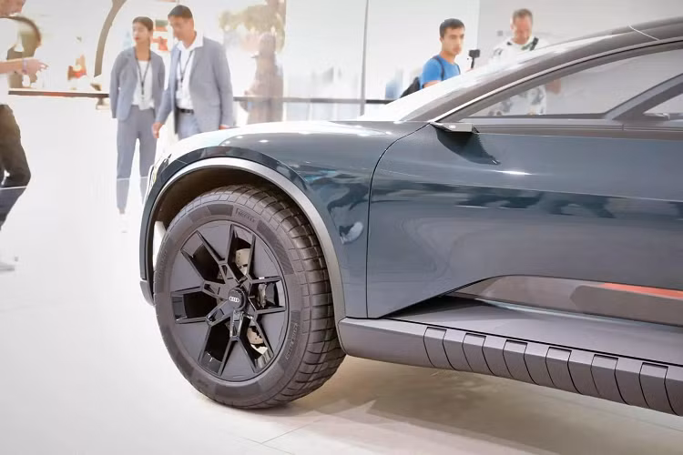 Audi Activesphere chạy điện được trang bị bộ mâm 22 inch và lốp 285/55 đặc biệt dành cho địa hình. Với khoảng sáng gầm xe lên tới 2,479 mm từ hệ thống treo khí nén chủ động cũng như góc tiếp cận 18,9 độ và góc thoát 28,1 độ, mẫu xe này thừa khả năng đi off-road tốt. Mô-men xoắn từ hệ truyền động điện cũng sẽ giúp ích rất nhiều.