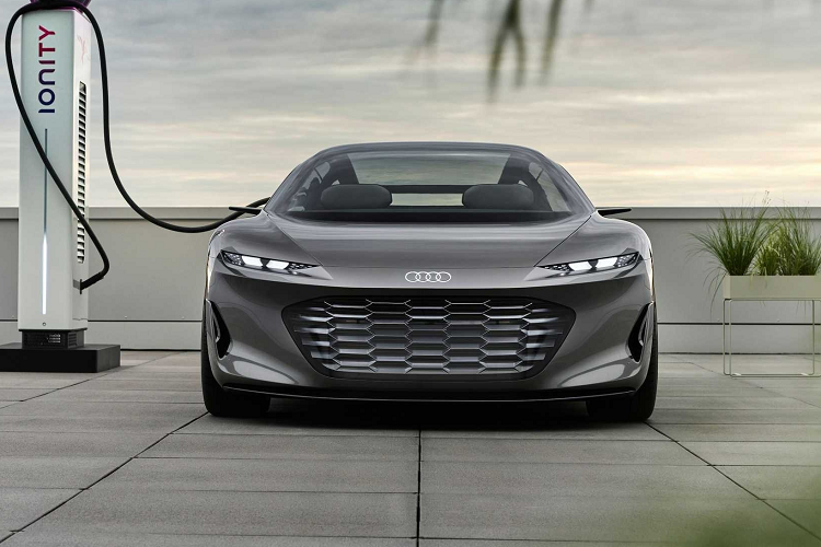 Không để chậm chân sau BMW và Mercedes-Benz, hãng xe sang logo 4 vòng tròn đã bắt đầu phát triển thế hệ mới nhất của Audi A8 thuần điện, dự kiến sẽ ra mắt vào cuối năm 2024. Đối thủ trực tiếp của Audi A8 phiên bản thuần điện chính là BMW i7 M70 và Mercedes-Benz EQS 53.