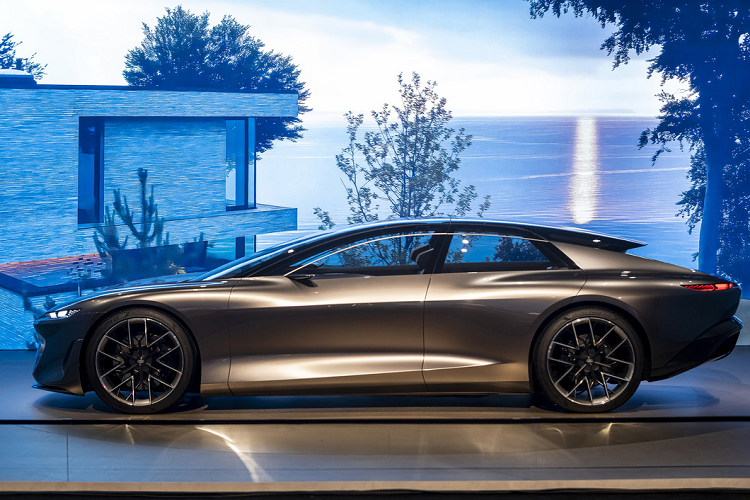 Audi Grandsphere Concept được cho là nguyên mẫu của A8 thế hệ mới có bộ pin lithium-ion dung lượng 120kWh, phạm vi di chuyển của xe lên đến 750 km. Công nghệ sạc nhanh đương nhiên có mặt ứng dụng nguồn 800V. Audi A8 thế hệ mới có thể có trang bị hệ thống sạc 800V, trở thành một trong những mẫu xe sạc nhanh nhất.