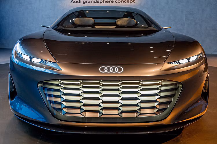 Đồng thời thế hệ Audi A8 EV 2024 mới phải sở hữu các công nghệ tối tân, xứng đáng vị thế mẫu xe đầu bảng trong dải sản phẩm mới của Audi với 20 xe sắp ra mắt sau 3 năm. A8 thế hệ thứ 5 dựa trên trên nền tảng Premium Platform Electric (PPE) được Audi và Porsche phát triển.