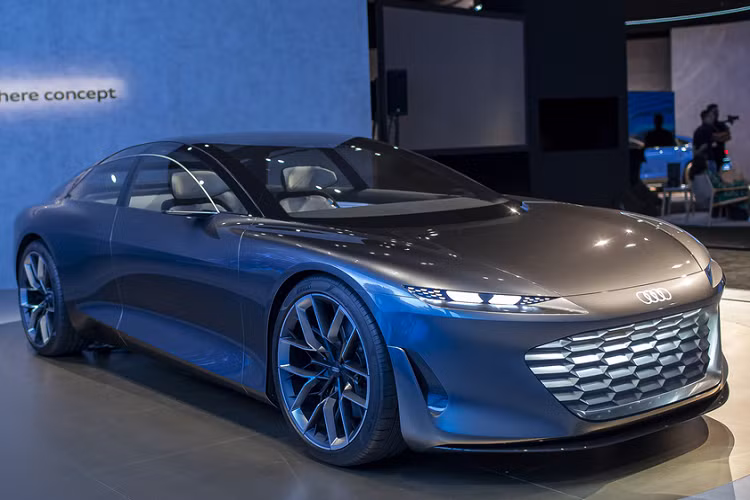 Xe có thể sạc từ 5-80% trong 25 phút nếu sử dụng sạc nhanh 270 kW. Rất có thể Audi A8 thuần điện sẽ không đạt được thông số lý tưởng như vậy, nhưng chắc chắn Audi sẽ tinh chỉnh để xe đạt phạm vi di chuyển tối ưu nhất. Theo một số thông tin từ các chuyên trang, tạp chí ô tô hàng đầu, Audi A8 thuần điện sẽ là mẫu xe mạnh nhất trong lịch sử xe điện.