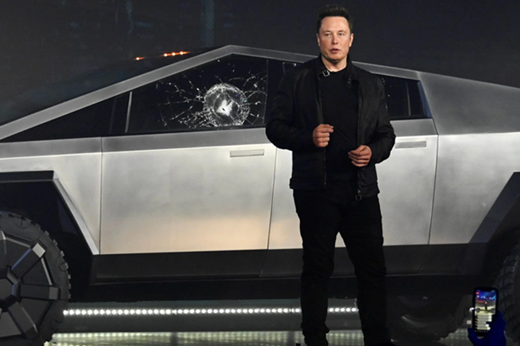 Elon Musk cũng nói rằng các nhà máy của Tesla có thể đạt ngưỡng sản xuất tối đa là 250.000 chiếc Cybertruck mỗi năm vào 2025. Ngay cả khi điều này diễn ra theo đúng kế hoạch, hãng cũng cần mất vài năm để có đủ xe bàn giao tới tay khách hàng đặt trước, bởi số lượng đặt cọc Tesla Cybertruck tính đến tháng 8/2023 đã là gần 2 triệu chiếc.