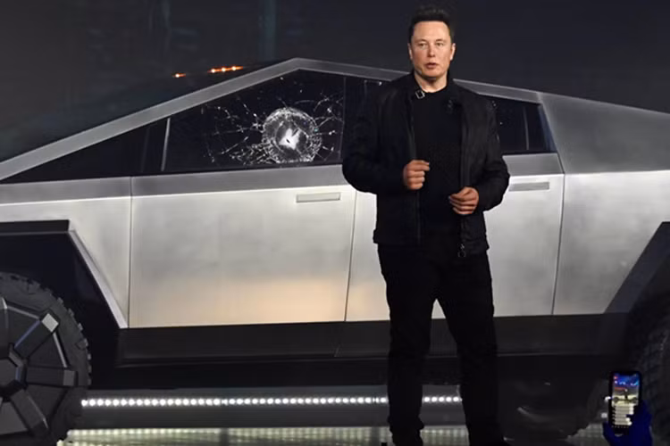 Elon Musk cũng nói rằng các nhà máy của Tesla có thể đạt ngưỡng sản xuất tối đa là 250.000 chiếc Cybertruck mỗi năm vào 2025. Ngay cả khi điều này diễn ra theo đúng kế hoạch, hãng cũng cần mất vài năm để có đủ xe bàn giao tới tay khách hàng đặt trước, bởi số lượng đặt cọc Tesla Cybertruck tính đến tháng 8/2023 đã là gần 2 triệu chiếc.