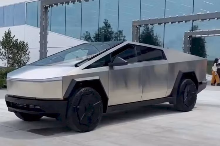  Tesla Cybertruck chạy điện lần đầu tiên được Elon Musk công bố vào năm 2019. Tại thời điểm đó, hãng cho biết xe sẽ bắt đầu được sản xuất và bàn giao cho khách hàng từ 2021. Tuy nhiên, vì nhiều lý do khác nhau, mẫu bán tải này đã liên tục bị lùi lịch ra mắt.