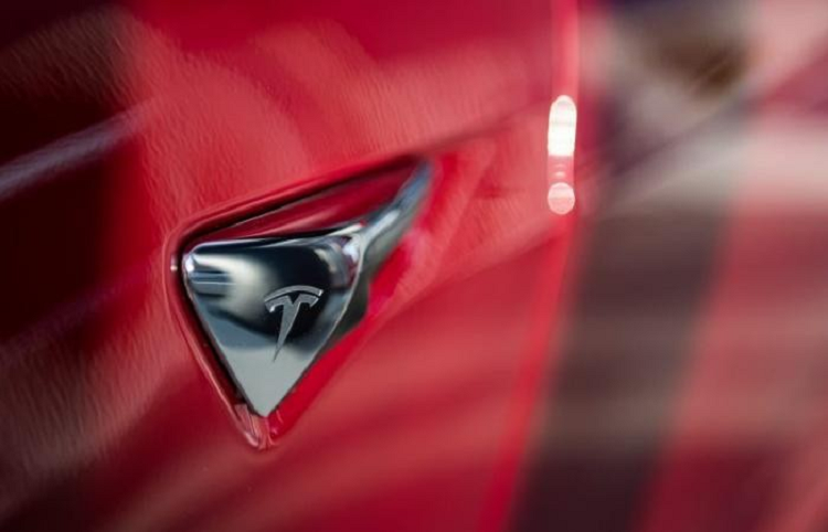 Tesla bi kien vi nhan vien chia se video nhay cam cua khach hang