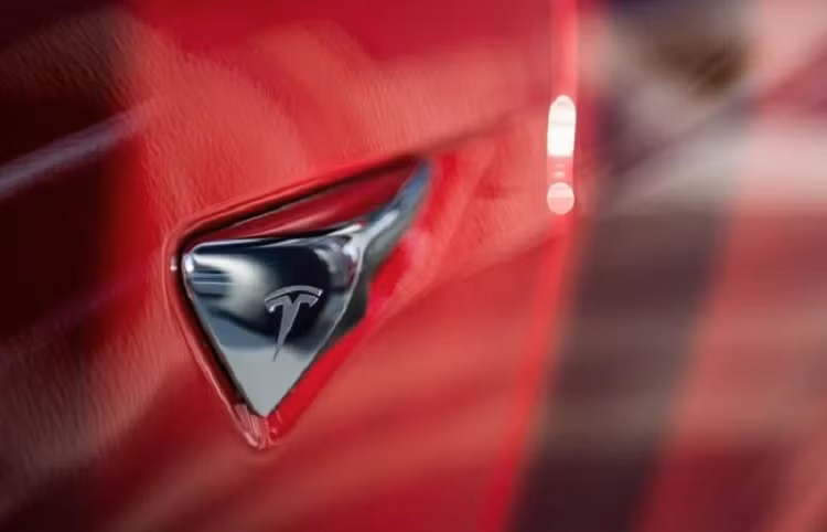 Tesla bi kien vi nhan vien chia se video nhay cam cua khach hang