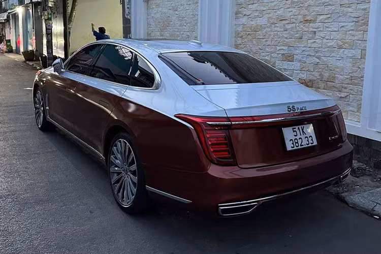 Thiết kế của Hongqi H9 bị đánh giá là sao chép từ các dòng xe sang nổi tiếng thế giới, gồm kiểu sơn 2 màu từ Maybach, một khoang sau của Cadillac XTS và một mặt trước từ Rolls-Royce. Bên trong khoang cabin, nội thất của H9 được hoàn thiện bởi các chất liệu cao cấp như da, gỗ và crom.