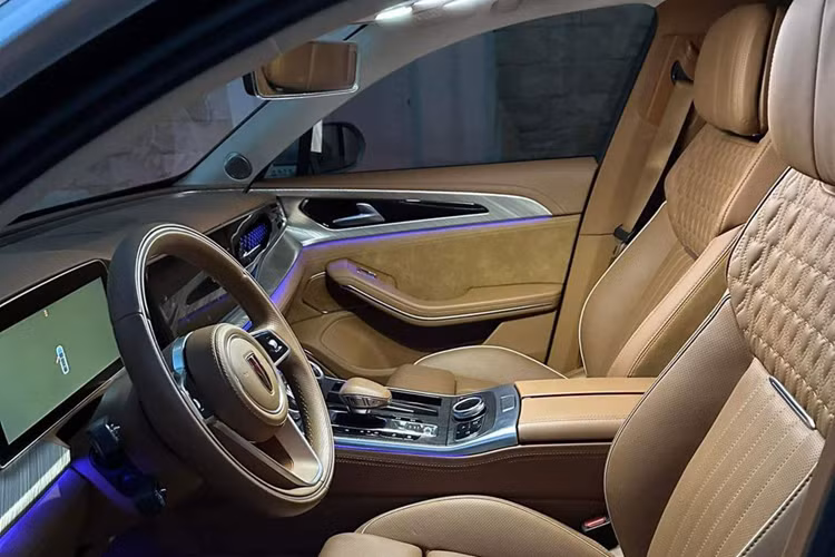 Gần đây, một chiếc Hongqi H9 2022 đời cũ bất ngờ được một số đơn vị chuyên mua/bán xe cũ rao bán trên mạng xã hội. Theo thông tin người bán đăng tải, chiếc sedan này có ODO 17.000km, xe thuộc phiên bản 2.0 Premium. Mức giá mà người này đưa ra là từ 1,6 tỷ đồng.