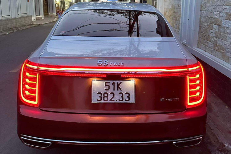 Danh sách các trang bị trên xe bao gồm cụm đồng hồ và màn hình trung tâm cỡ lớn, hệ thống đèn viền nội thất, cần số điện tử. Hongqi H9 có 2 tùy chọn sức mạnh, gồm 2.0T Mild-Hybrid sản sinh công suất 252 mã lực và mô-men xoắn 380 Nm, giúp xe tăng tốc từ 0 - 100 km/h trong 7,8 giây.