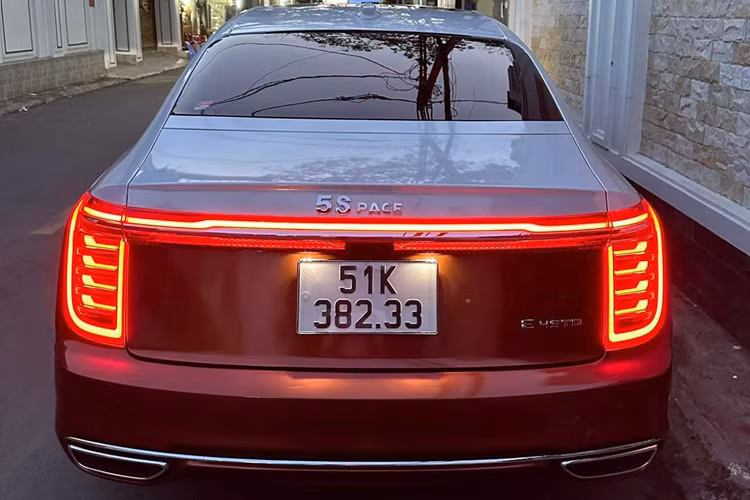 Danh sách các trang bị trên xe bao gồm cụm đồng hồ và màn hình trung tâm cỡ lớn, hệ thống đèn viền nội thất, cần số điện tử. Hongqi H9 có 2 tùy chọn sức mạnh, gồm 2.0T Mild-Hybrid sản sinh công suất 252 mã lực và mô-men xoắn 380 Nm, giúp xe tăng tốc từ 0 - 100 km/h trong 7,8 giây.