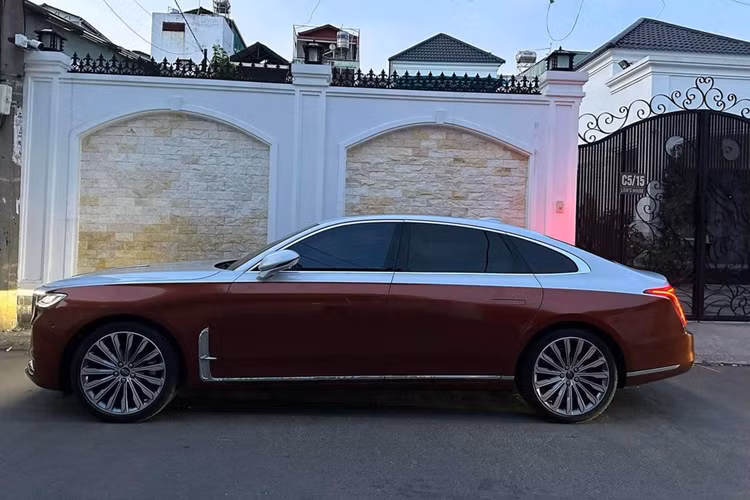 Hongqi H9 là mẫu sedan hàng đầu của thương hiệu Trung Quốc, xe có kích thước dài, rộng và cao lần lượt là 5.137 x 1.904 x 1.493 mm trong khi chiều dài cơ sở là 3.060 mm.