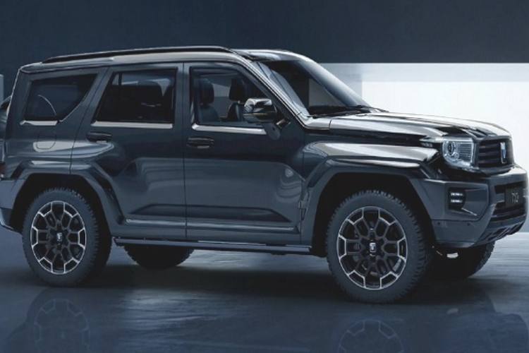 Chiếc SUV cỡ lớn này sẽ có lưới tản nhiệt và hốc gió trung tâm hình thang với các nan mạ crôm nằm ngang. Bên cạnh đó là đèn pha hình tròn đặc trưng vẫn được giữ lại, tích hợp dải đèn LED định vị ban ngày, gợi liên tưởng đến đôi mắt.