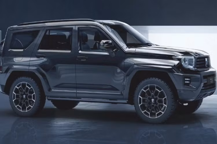 Chiếc SUV cỡ lớn này sẽ có lưới tản nhiệt và hốc gió trung tâm hình thang với các nan mạ crôm nằm ngang. Bên cạnh đó là đèn pha hình tròn đặc trưng vẫn được giữ lại, tích hợp dải đèn LED định vị ban ngày, gợi liên tưởng đến đôi mắt.