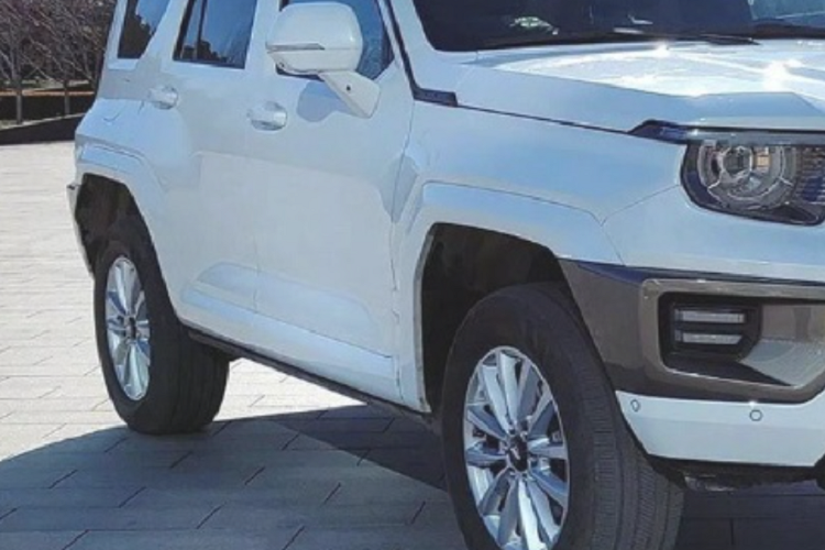 So với mẫu Tank 300 mang khuôn mặt vuông vức trước đây, Tank 700 có một dáng vẻ cầu kỳ hơn, và một logo “Tank” hoàn toàn mới, phù hợp hơn đối với nhu cầu thẩm mỹ của người tiêu dùng trẻ.