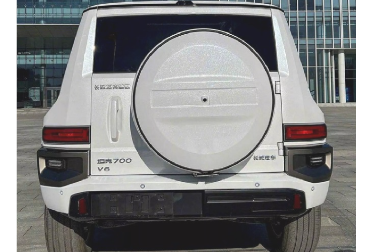 Bên dưới còn có đèn sương mù trước nằm sâu trong hốc ở hai góc cản trước. Phía đuôi xe lắp đặt cửa hậu mở sang một bên thường được dùng trên các mẫu xe off-road. Đồng thời, trên cửa hậu cũng có treo một bánh xe dự phòng, một chi tiết giúp nhấn mạnh phong cách off-road, luôn sẵn sàng mọi tình huống.