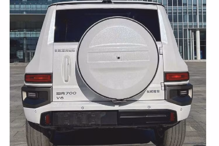 Bên dưới còn có đèn sương mù trước nằm sâu trong hốc ở hai góc cản trước. Phía đuôi xe lắp đặt cửa hậu mở sang một bên thường được dùng trên các mẫu xe off-road. Đồng thời, trên cửa hậu cũng có treo một bánh xe dự phòng, một chi tiết giúp nhấn mạnh phong cách off-road, luôn sẵn sàng mọi tình huống.