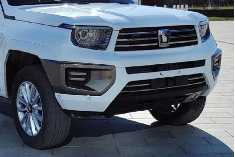 Tank 700 của Trung Quốc nổi bật với thiết kế vuông vức, hầm hố và cơ bắp cùng số đo 3 vòng dài x rộng x cao lần lượt là 5.090 x 2.061 x 1.952 mm, chiều dài cơ sở 3.000 mm. So với mẫu xe đối thủ Toyota Land Cruiser, Tank 700 có kích thước lớn hơn một chút.