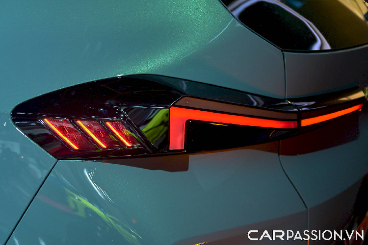 ột màn hình cảm ứng trải dài từ sau vô-lăng ra đến giữa táp-lô, trong đó phần hiển thị thông tin dành cho tài xế có kích thước 12,3 inch còn phần điều khiển trung tâm là 14,9 inch, chạy hệ điều hành iDrive 8 với đầy đủ các kết nối thông dụng và các tính năng giải trí phổ biến hiện nay.