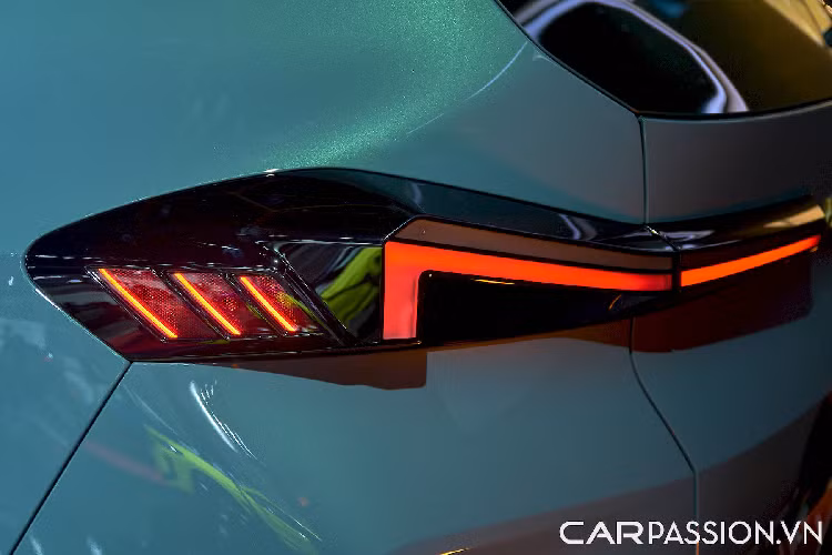 ột màn hình cảm ứng trải dài từ sau vô-lăng ra đến giữa táp-lô, trong đó phần hiển thị thông tin dành cho tài xế có kích thước 12,3 inch còn phần điều khiển trung tâm là 14,9 inch, chạy hệ điều hành iDrive 8 với đầy đủ các kết nối thông dụng và các tính năng giải trí phổ biến hiện nay.