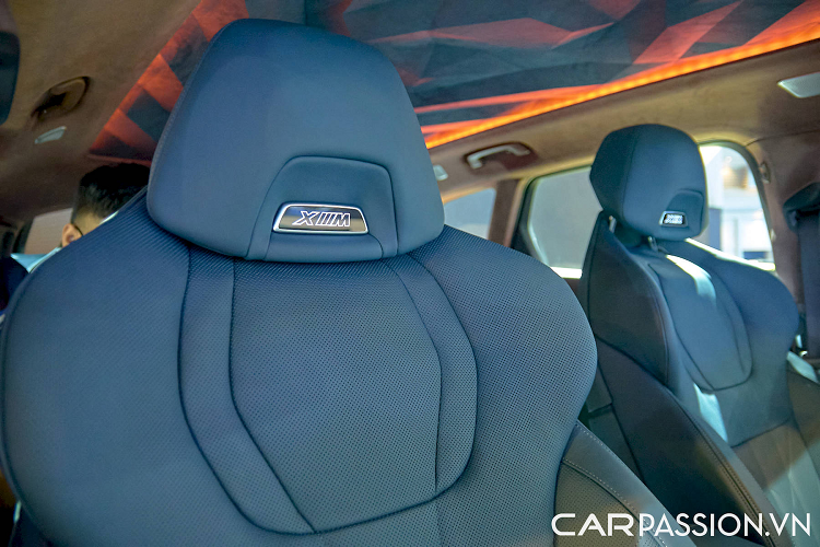 Điều này càng nhấn mạnh sự đặc biệt của mẫu BMW XM khi nó chính thức xuất hiện đúng vào dịp kỷ niệm 50 năm phân nhánh BMW M được thành lập. Thiết kế của BMW XM gây tranh cãi ngay từ khi mẫu xe này tồn tại ở dạng concept và các đường nét táo bạo gần như được duy trì nguyên vẹn đến bản hoàn thiện.