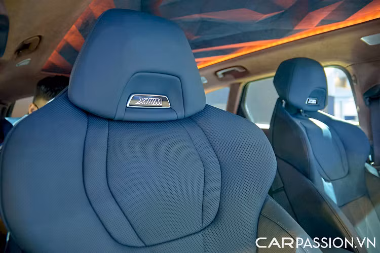 Điều này càng nhấn mạnh sự đặc biệt của mẫu BMW XM khi nó chính thức xuất hiện đúng vào dịp kỷ niệm 50 năm phân nhánh BMW M được thành lập. Thiết kế của BMW XM gây tranh cãi ngay từ khi mẫu xe này tồn tại ở dạng concept và các đường nét táo bạo gần như được duy trì nguyên vẹn đến bản hoàn thiện.