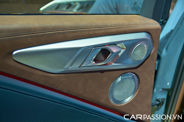 Những thông số kể trên khá ấn tượng khi biết rằng toàn bộ chiếc xe hầm hố này nặng 2.750 kg, với khối lượng được phân bổ hài hòa theo tỷ lệ 50/50 nhằm đảm bảo phong cách vận hành năng động đúng chất BMW M.