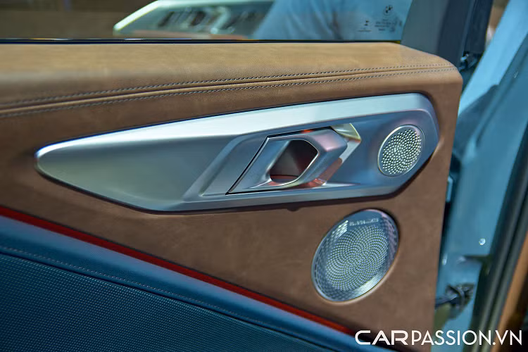 Những thông số kể trên khá ấn tượng khi biết rằng toàn bộ chiếc xe hầm hố này nặng 2.750 kg, với khối lượng được phân bổ hài hòa theo tỷ lệ 50/50 nhằm đảm bảo phong cách vận hành năng động đúng chất BMW M.