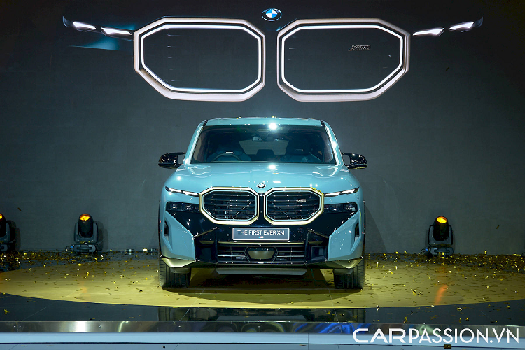 Có 3 chế độ lái trên BMW XM. Chế độ mặc định là M Hybrid, cho phép xe toàn quyền sử dụng cả động cơ xăng và mô-tơ điện bất cứ lúc nào phù hợp, đồng thời có thể chọn giữa 3 kiểu vận hành Comfort, Sport và Sport Plus quen thuộc của BMW.