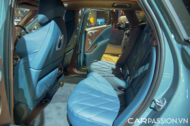 Xe rất to lớn, với chiều dài trục cơ sở đạt 3,1 mét tương đương chiếc SUV 7 chỗ BMW X7 M60i nhưng bên trong khoang nội thất chỉ có 2 hàng ghế và cách bố trí ghế ngồi chỉ được tối ưu cho 4 người. BMW XM sở hữu hệ thống truyền động hybrid sạc điện PHEV rất mạnh mẽ với tổng công suất lên đến 653 mã lực, mô-men xoắn cực đại 800 Nm.